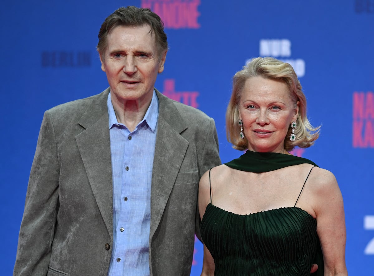 Pamela Anderson e Liam Neeson formam casal inesperado neste verão Liam Neeson e Pamela Anderson, no dia 24 de julho de 2025, na estreia de 'Agárralo como puedas' em Berlim. (Foto: picture alliance (dpa/picture alliance via Getty I))