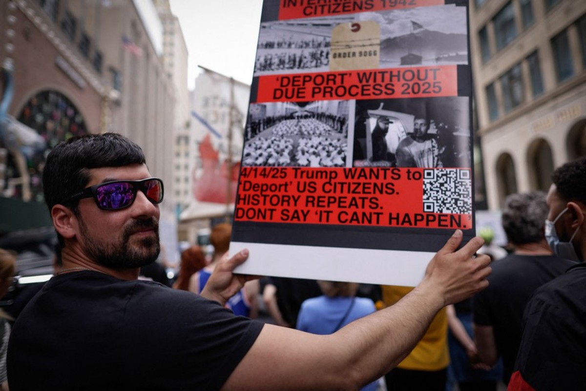 EUA apresentam estratégia para eliminar indesejáveis do território nacional Manifestantes no protesto “Protejam os imigrantes, protejam o planeta”, em Nova York (Foto: KENA BETANCUR / AFP)