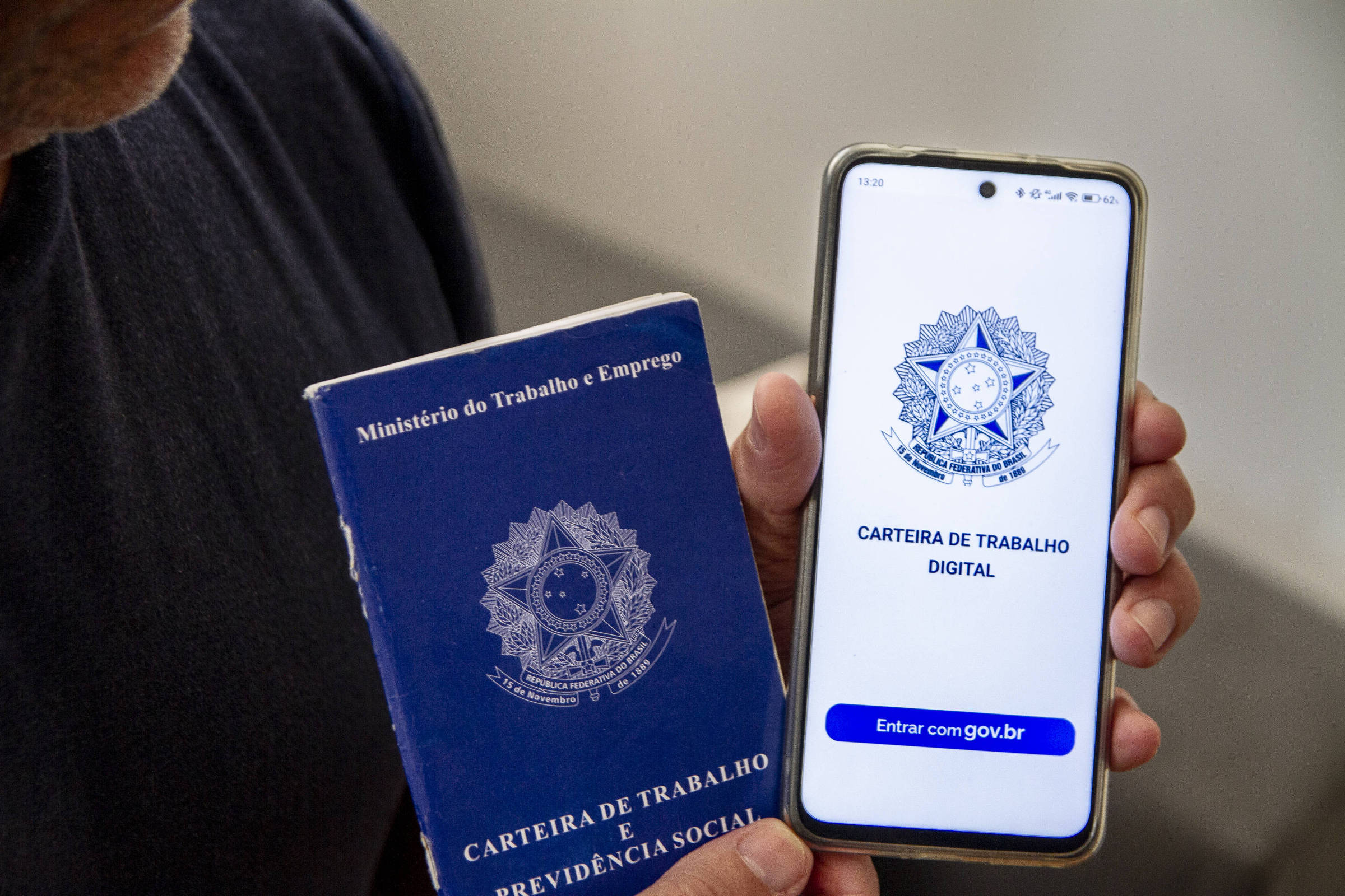 Rejeição à CLT provoca escassez de mão de obra na indústria brasileira Contrato de trabalho com carteira assinada perdeu atratividade (Foto: Adriana Toffetti/Ato Press/Folhapress)