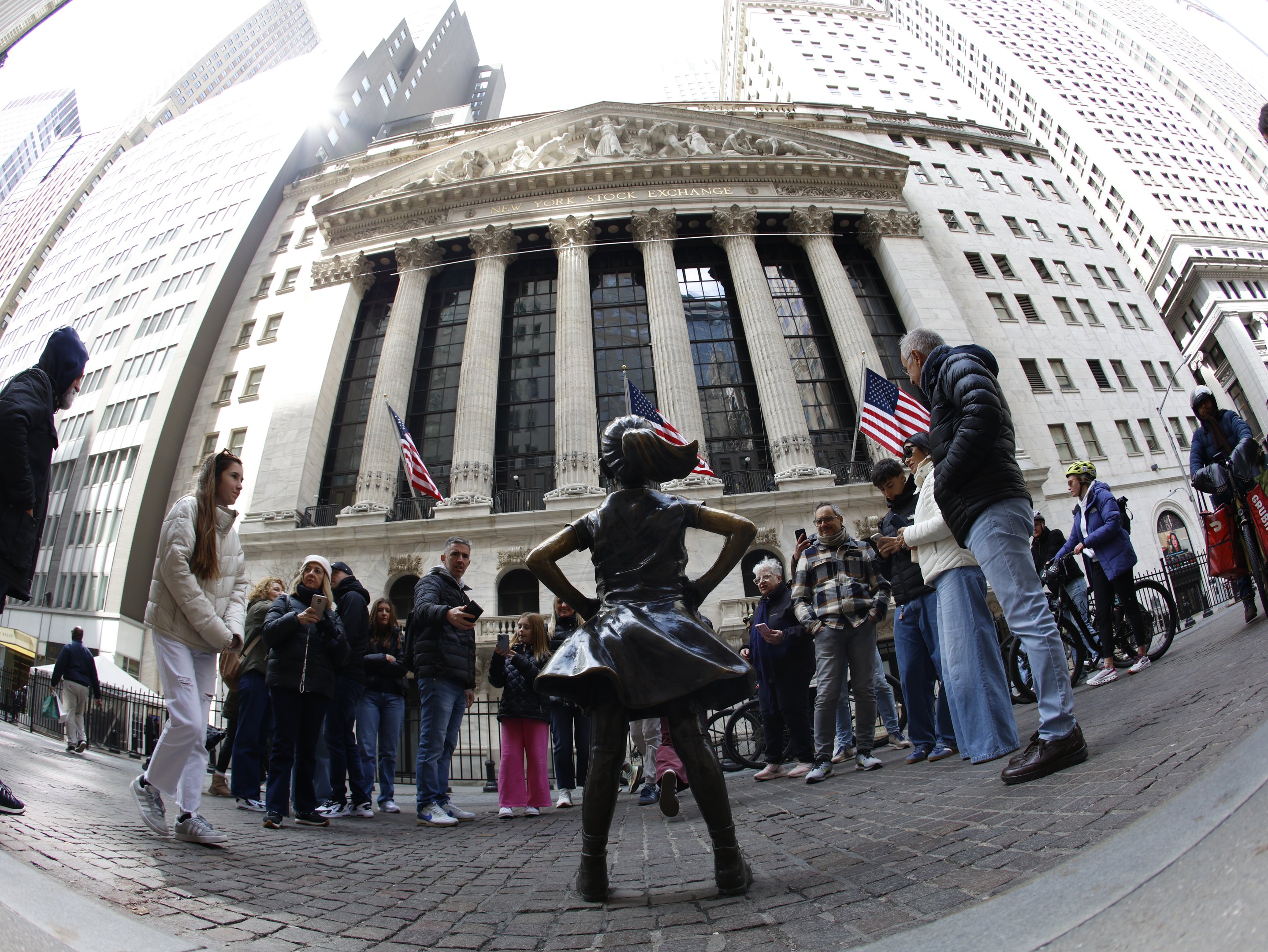 S&P 500 se aproxima de nova máxima após recuperação expressiva nos mercados A Bolsa de Valores de Nova York, nos Estados Unidos, em 10 de abril de 2025, enfrenta uma queda à medida que as ações caem em Wall Street. O principal índice, o Dow Jones Industrials, perde cerca de 800 pontos, caindo para 39.807, uma queda de 1,97%, após uma recuperação histórica na quarta-feira devido à notícia da "pausa nas tarifas" decretada pelo presidente Donald Trump. O S&P 500 diminui 2,3%, o Dow Jones recua aproximadamente 700 pontos (1,7%) e o Nasdaq cai 2,7%. Apesar de um relatório de inflação encorajador, o mercado reage à notícia da pausa nas tarifas, causando a queda dos índices. O anúncio do dia anterior pelo presidente de uma pausa de 90 dias nas "tarifas recíprocas" na maioria dos países, exceto na China, para a qual ele aumenta a taxa para 125%, faz com que os principais índices disparem. (Foto: Deccio Serrano/NurPhoto via Getty Images)