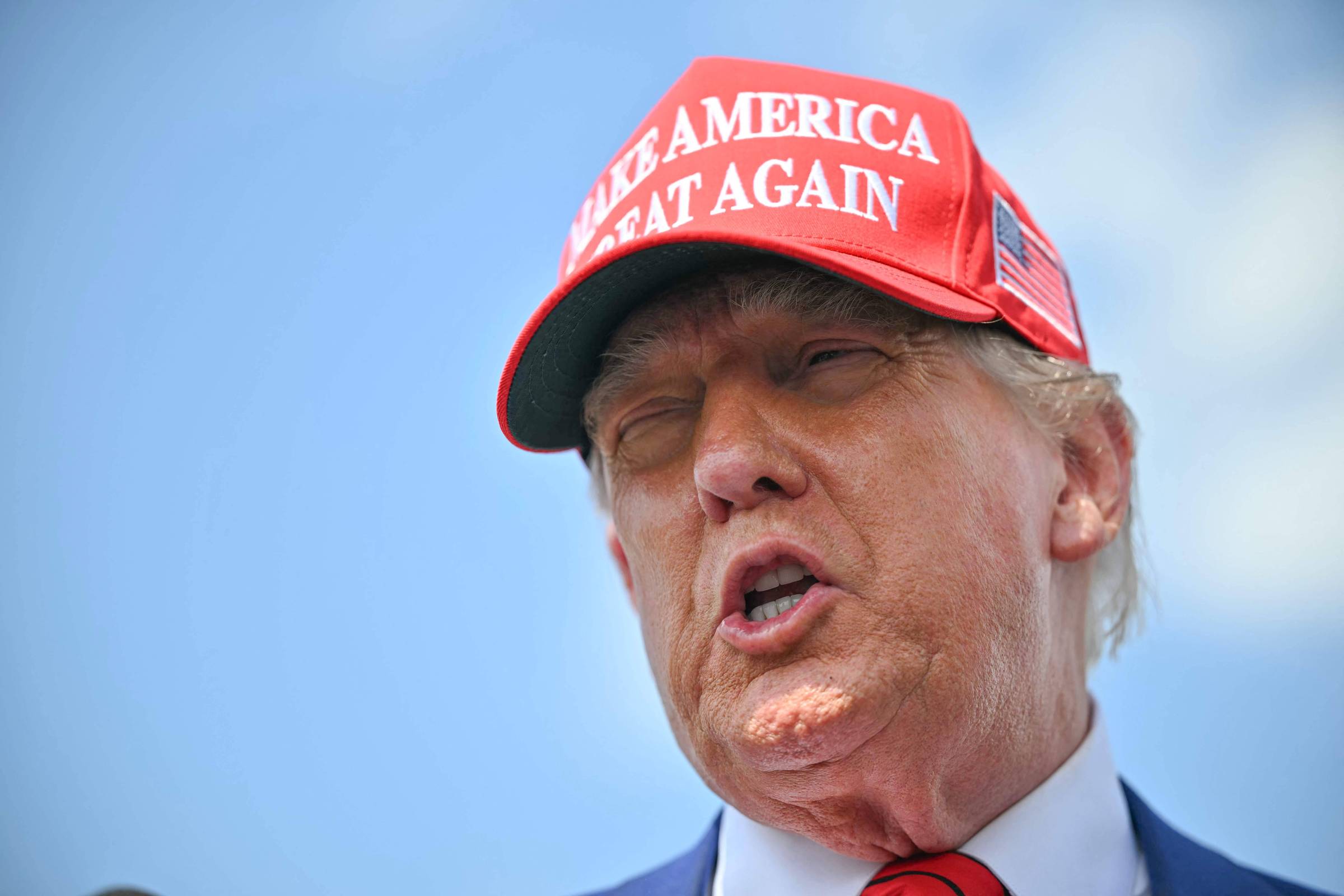 Tarifas de Trump geram impactos negativos na economia brasileira Donald Trump usa o boné do Maga ("Fazer os EUA forte de novo"), lema de seu governo (Foto: Mandel Ngan/AFP)