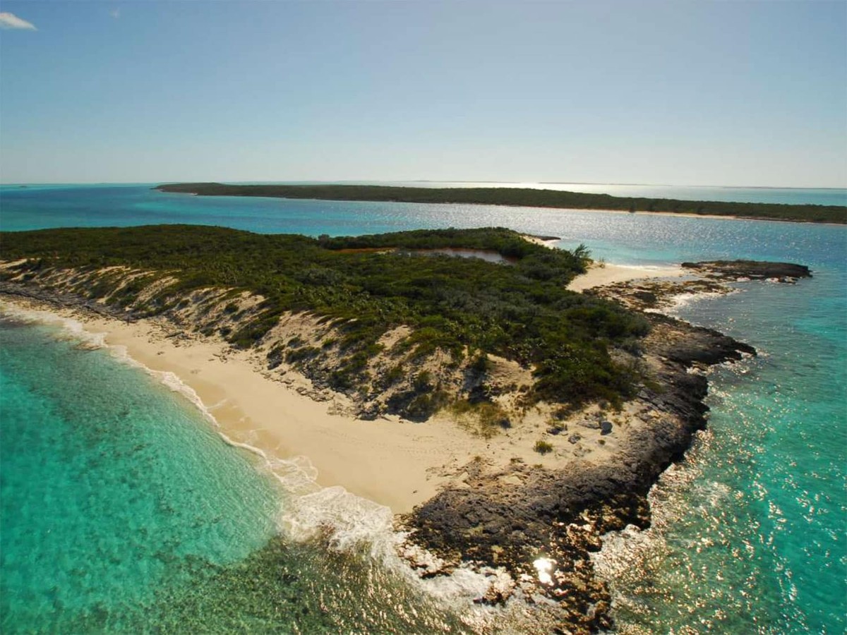 Ilha de Johnny Depp é refúgio de celebridades como Nicolas Cage e Shakira Uma das ilhas do arquipélago Exuma, nas Bahamas: na foto, uma das praias na propriedade de Nicolas Cage (Foto: Divulgação/Private Islands Inc.)