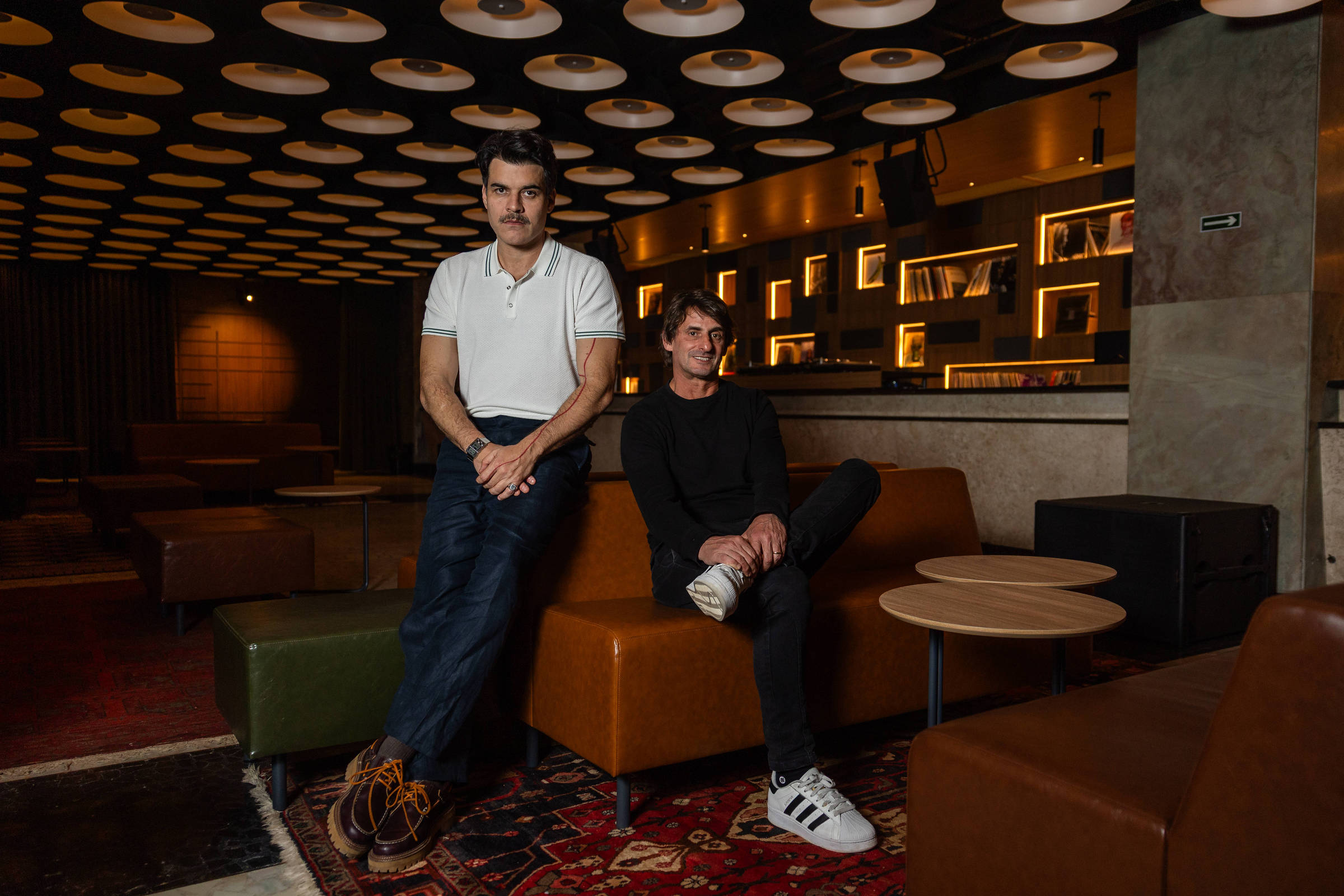 Formosa Hi-Fi inaugura bar de vinis com som de alta-fidelidade no Viaduto do Chá Os empresários e sócios da Formosa Hi-Fi, Facundo Guerra (à esquerda) e Ale Natacci (à direita) (Foto: Rafaela Araújo/Folhapress)
