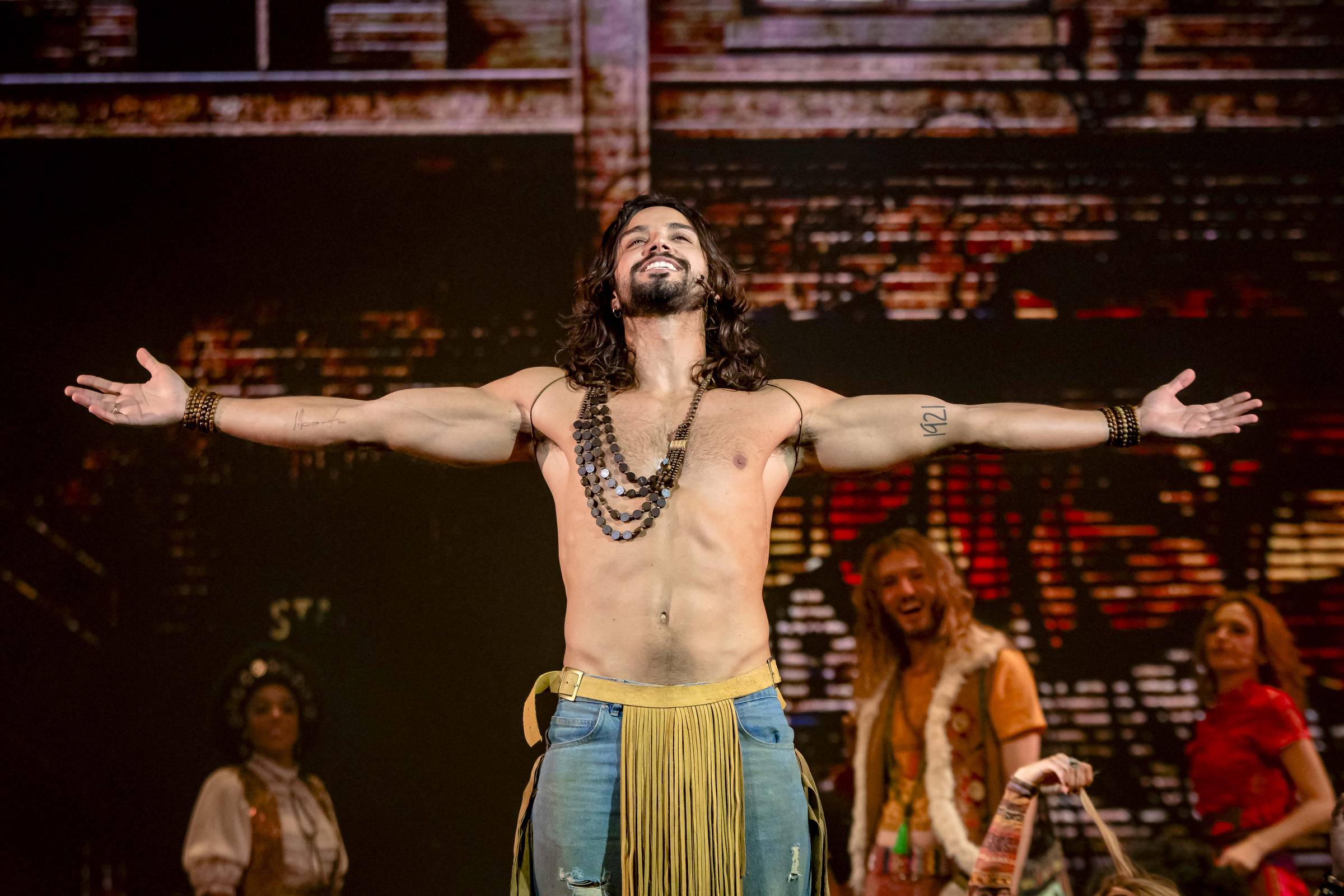 'Hair' de Rodrigo Simas renova o movimento hippie com debates atuais e relevantes Rodrigo Simas no espetáculo "Hair" (Foto: Caio Gallucci/Divulgação)