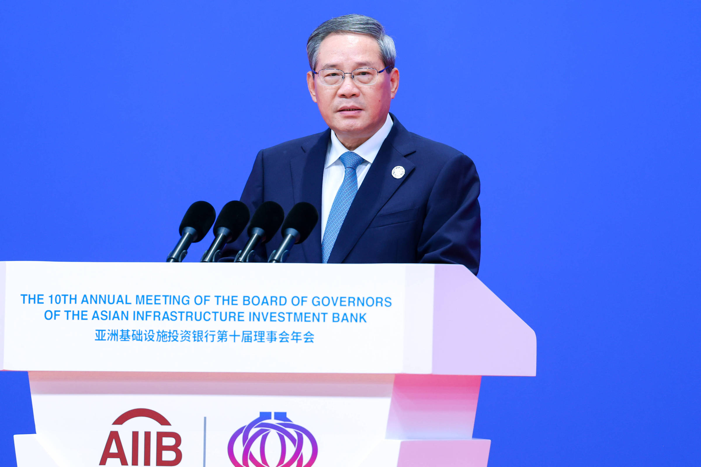 O primeiro-ministro chinês, Li Qiang, durante a 10ª reunião anual do Banco Asiático de Investimento em Infraestrutura (AIIB), em Pequim, em 26 de junho de 2025 (Foto: Liu Bin/Xinhua)