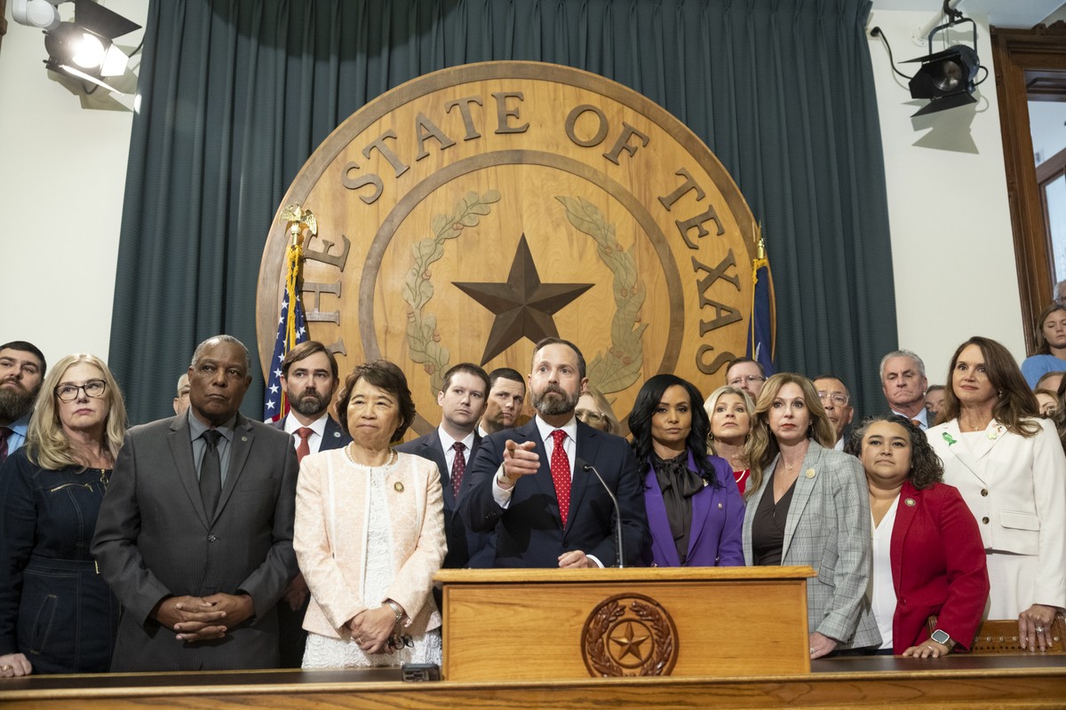 O presidente da Câmara do Texas, deputado estadual Dustin Burrows, fala à imprensa após reunião republicana sobre redistribuição de distritos, em Austin, em 4 de agosto de 2025 (Foto: Ilana Panich-Linsman/The New York Times)