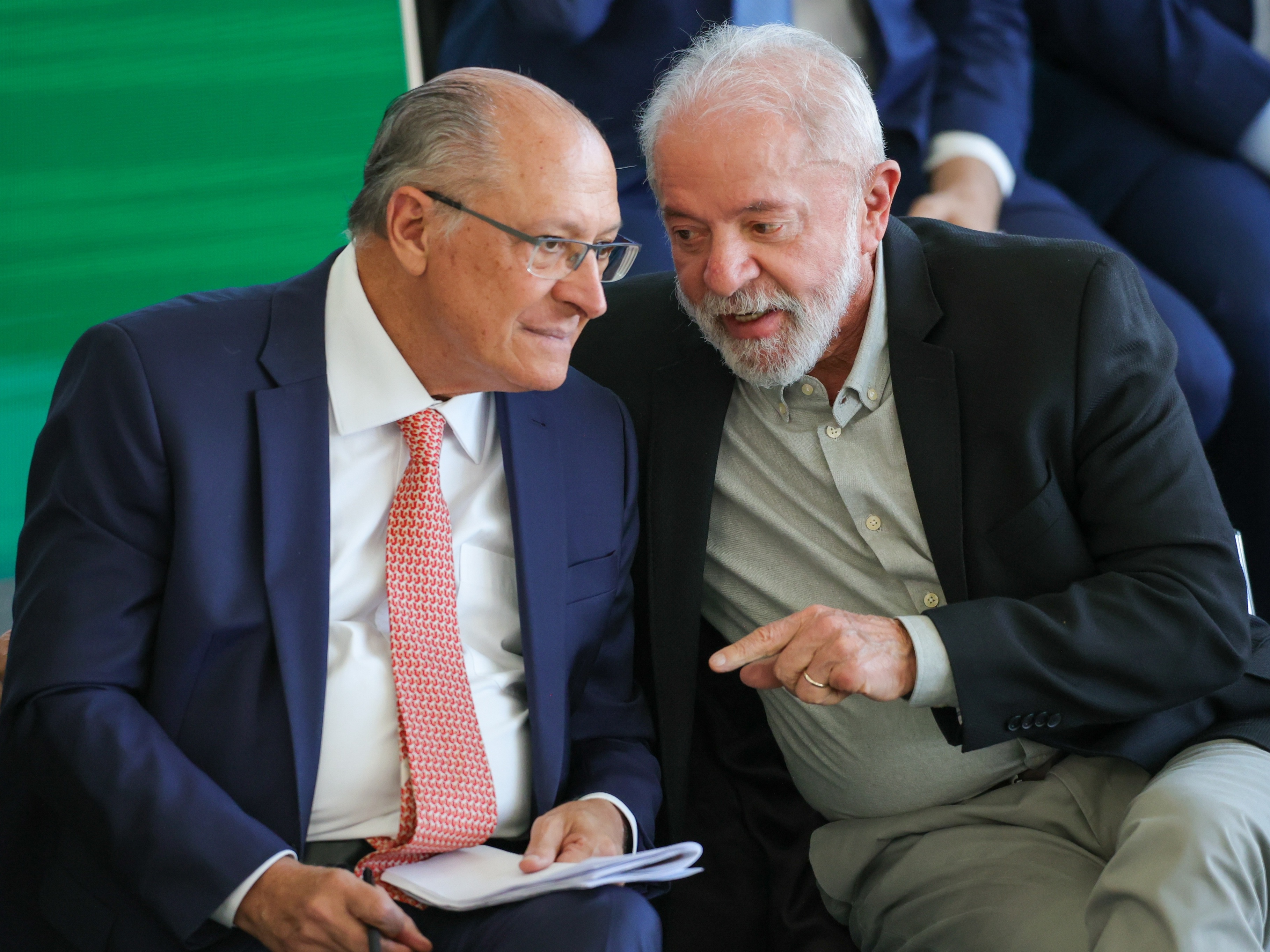 Governo busca parcerias com indústria e agro para enfrentar tarifas dos EUA Lula e Alckmin em cerimônia no Planalto (Foto: Fabio Rodrigues-Pozzebom/Agência Brasil)