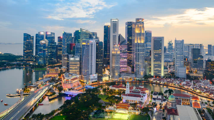 Singapura mantém política monetária e sinaliza desaceleração na segunda metade do ano Cingapura mantém seu título como a cidade mais cara para indivíduos de alta renda, de acordo com o relatório Global Wealth and Lifestyle 2025 do Julius Baer. (Foto: Getty Images)