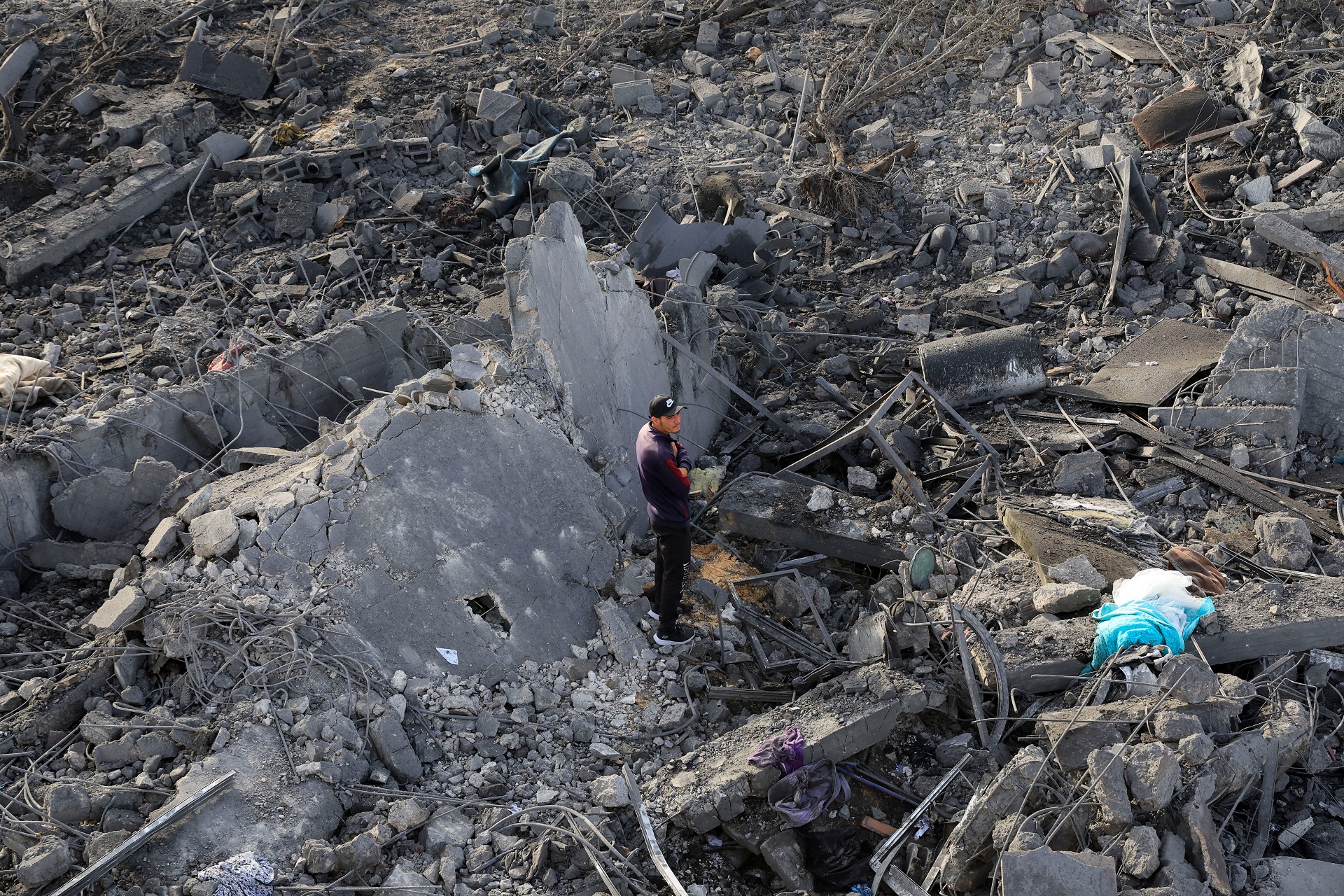 Israel afirma que cessar-fogo em Gaza é possível, mas pode demorar a ser alcançado Destroços após ataque israelense em Khan Younis, sul de Gaza (Foto: REUTERS/Hatem Khaled)