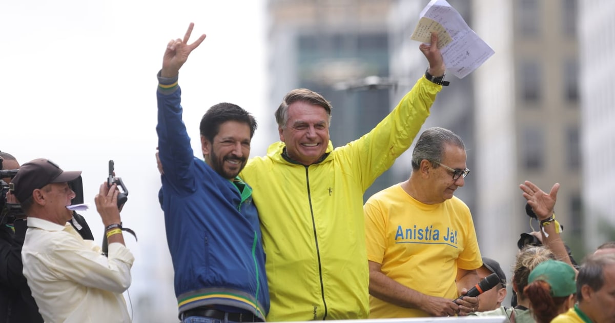 Nunes critica decisão judicial e defende Bolsonaro em declaração polêmica Prefeito de São Paulo, Ricardo Nunes, ao lado do ex-presidente Jair Bolsonaro em evento pedindo anistia para golpistas do 8 de Janeiro (Foto: Tiago Queiroz/Estadão)