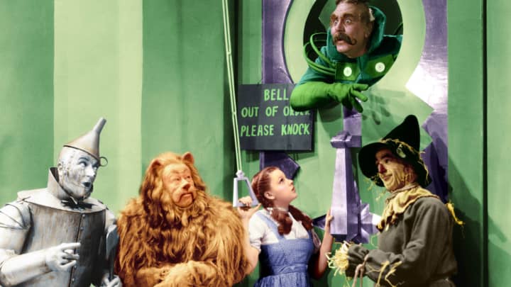 Las Vegas Sphere exibe 'O Mágico de Oz' em sua primeira experiência cinematográfica Jack Haley (1898 - 1979) como o Homem de Lata, Bert Lahr (1895 - 1967) como o Leão Covarde, Judy Garland (1922 - 1969) como Dorothy, Ray Bolger (1904 - 1987) como o Espantalho e Frank Morgan (1890 - 1949) como o Porteiro da Cidade Esmeralda em 'O Mágico de Oz', 1939. (Foto: Silver Screen Collection | Moviepix | Getty Images)