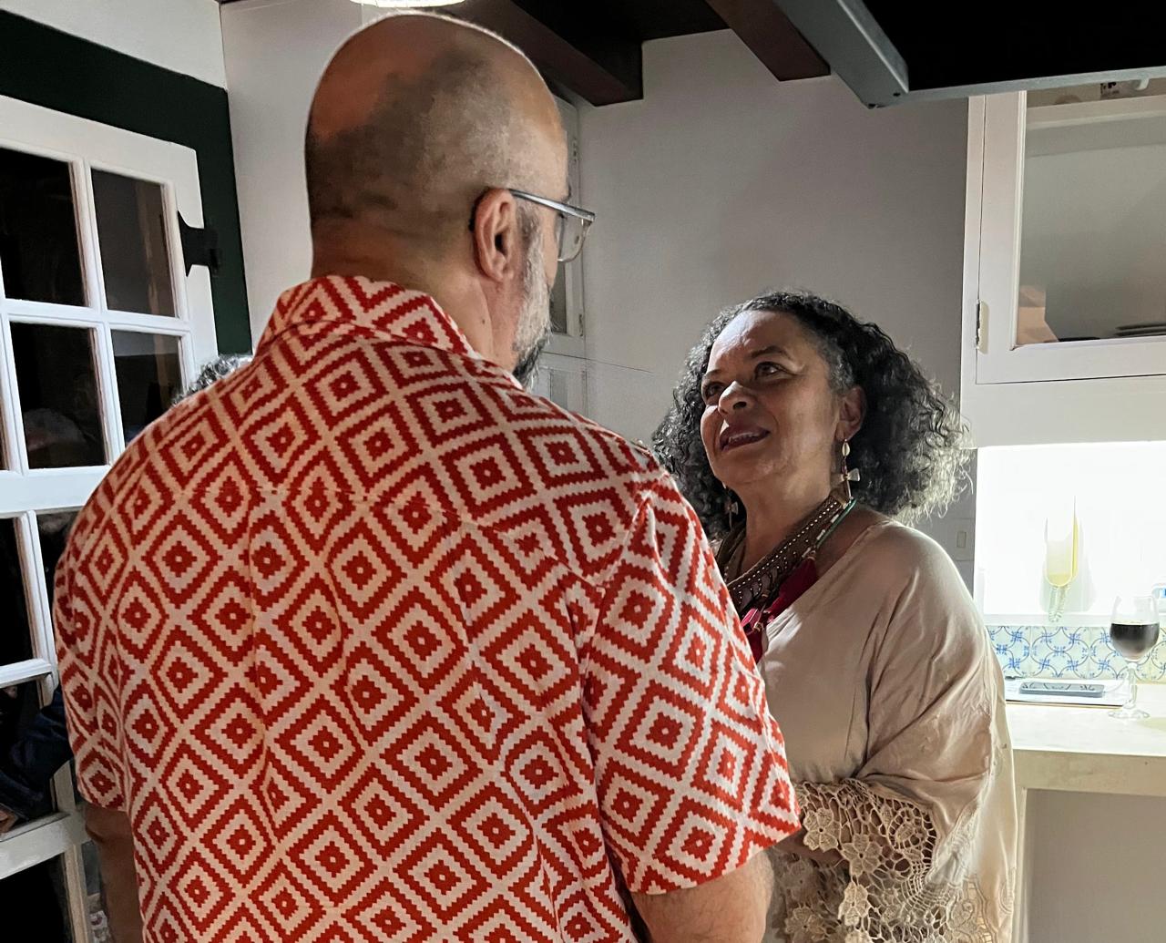 A escritora mineira conversou com o autor português Valter Hugo Mãe nos bastidores da casa da editora Record na Flip (Foto: Danilo Marques)