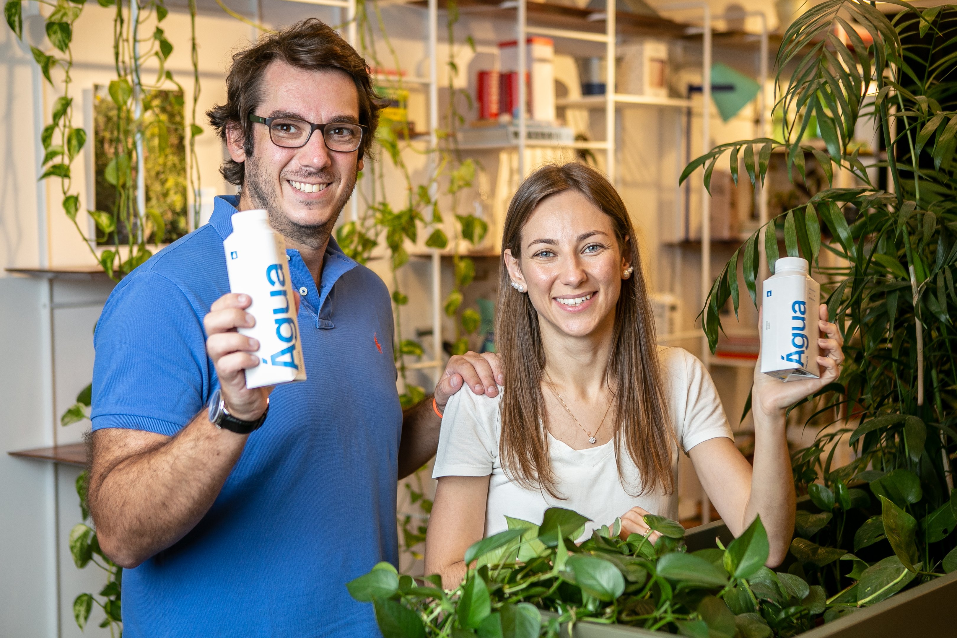 Água na Caixa amplia produção e projeta faturamento de R$ 40 milhões em 2024 Rodrigo Gedankien e Fabiana Tchalian, da Água na Caixa: “Desde o início a gente dizia: somos água na caixa, não água na lata. Mas não teve jeito. Tentamos alumínio, caixinha com menos gás, nada funcionava. A lata foi o caminho mais viável” (Foto: Gabriel Reis/Divulgação)