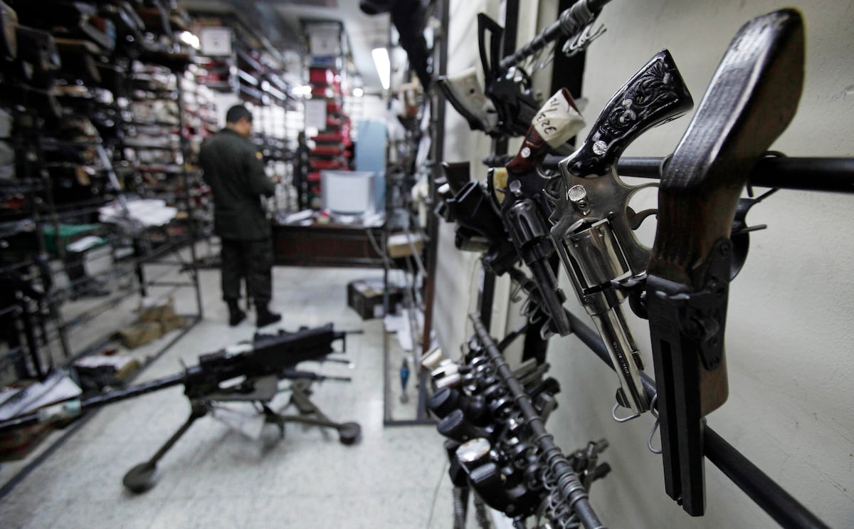 Mercado negro de armas em Colombia escapa ao controle do Ministério da Defesa Armas incautadas pendem em uma bodega da sede da Polícia Metropolitana em Bogotá, Colômbia. (Foto: Fernando Vergara/AP)