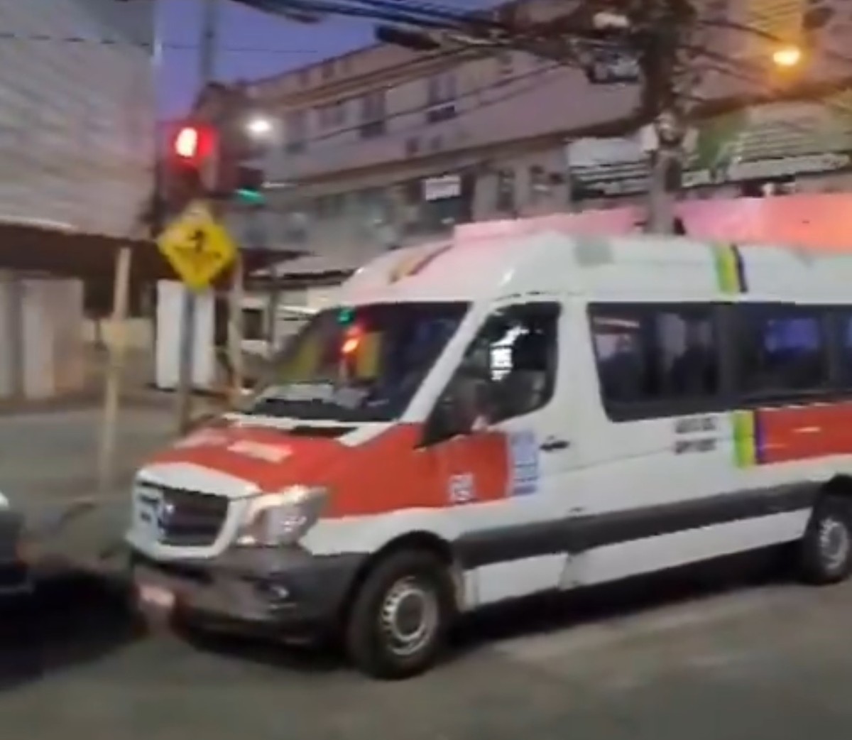 Motorista de van é baleado em briga de trânsito e categoria pede justiça no Rio Van da Avenida Cesário de Melo, em Paciência: categoria fez protesto após colega ser baleado em discussão de trânsito (Foto: Reprodução)