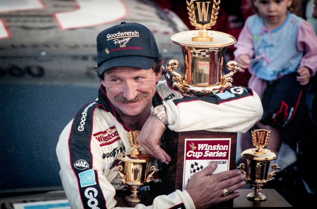 Cinco músicas country homenageiam o ícone da NASCAR Dale Earnhardt Sr. A Billboard destaca algumas músicas country que fazem referência ao falecido ícone da NASCAR. (Foto: Reprodução)