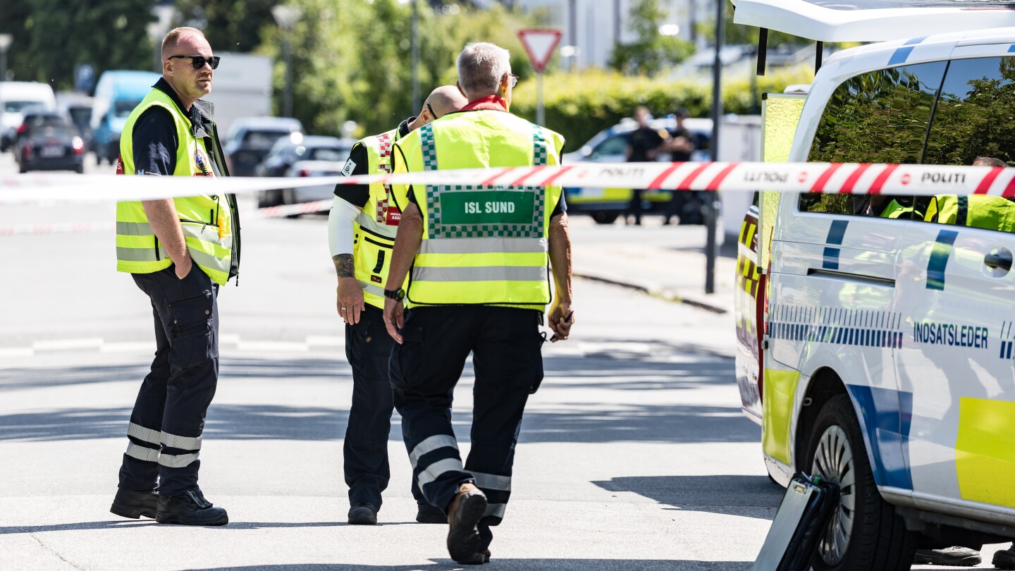Polícia dinamarquesa e ambulância na Norgesmindevej em Hellerup, Copenhague, Dinamarca, na quinta-feira, 3 de julho de 2025, perto da embaixada de Israel, para examinar um pacote suspeito. (Foto: Steven Knap/Ritzau Scanpix via AP)