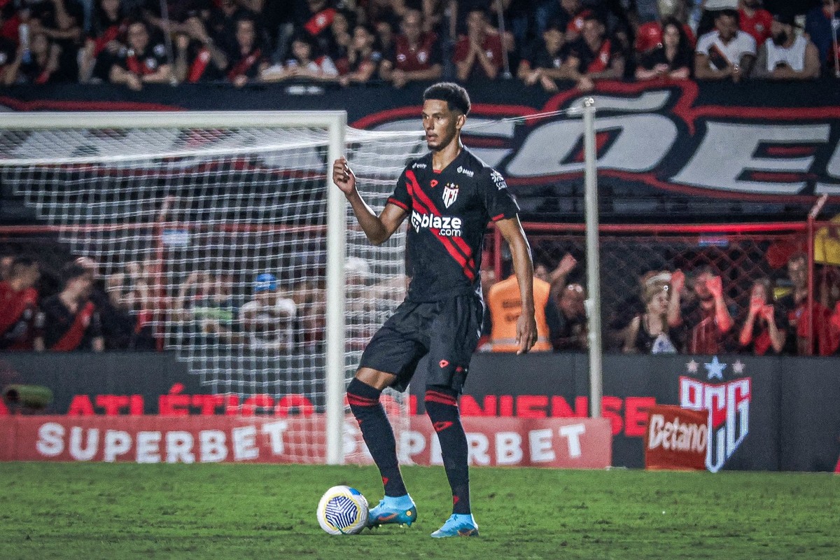 Atlético-GO rejeita proposta e Botafogo enfrenta dificuldades na contratação de zagueiro Botafogo tem interesse em Alix Vinicius, do Atlético-GO (Foto: Ingryd Oliveira/Atlético-GO)