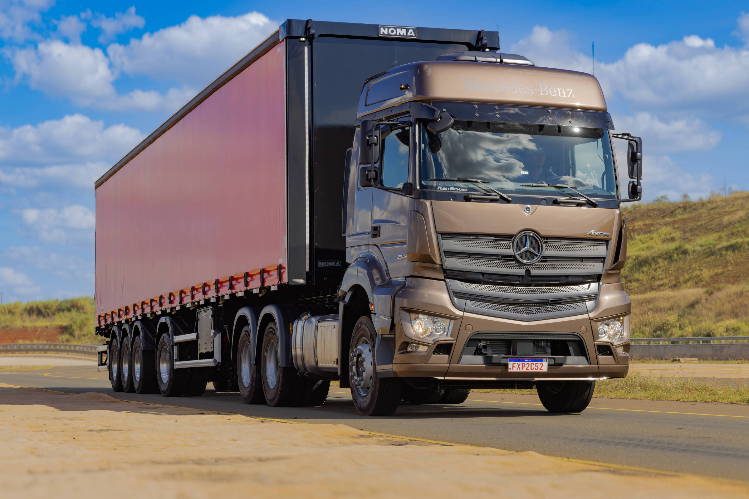 Mercedes-Benz Axor 2025 traz recursos de monitoramento do veículo e da forma como é conduzido (Foto: Divulgação)