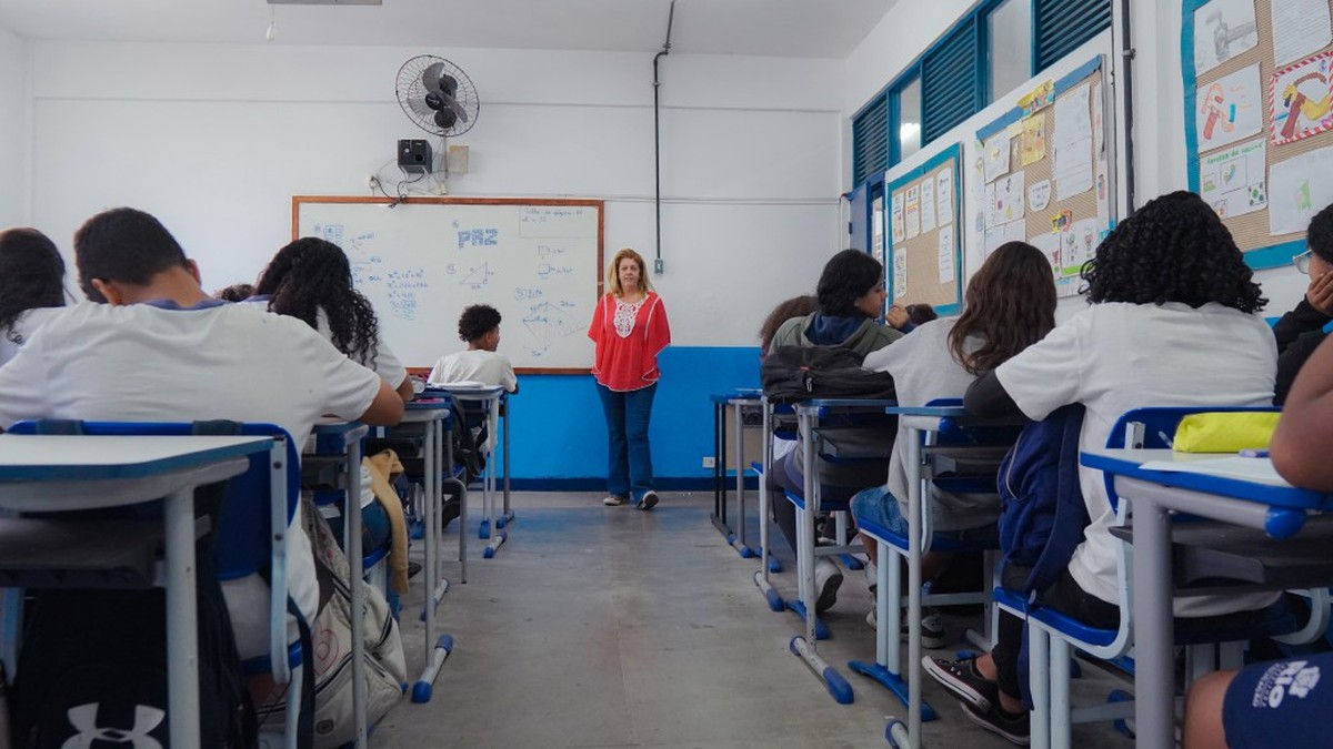 Gasto social com infância cresce, mas permanece abaixo de 2,5% do PIB, revela estudo Professor em sala de aula em escola municipal do Rio (Foto: Guilherme Oliveira/Divulgação)