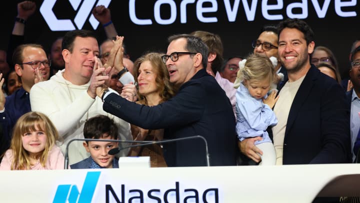 CoreWeave adquire Core Scientific em transação de R$ 9 bilhões em ações Os fundadores da CoreWeave, Brian Venturo, à esquerda com moletom, e Mike Intrator, se cumprimentam após tocar o sino de abertura na sede da Nasdaq em Nova York em 28 de março de 2025. (Foto: Michael M. Santiago | Getty Images News | Getty Images)