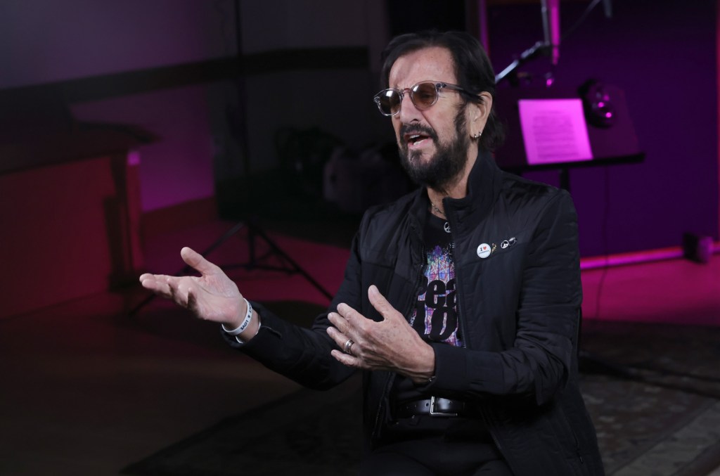 Ringo Starr critica roteiro de filme sobre os Beatles e diz: 'Não foi assim' Ringo Starr disse que tinha algumas anotações para o diretor Sam Mendes sobre o roteiro da sua parte na próxima série biográfica em quatro partes do cineasta. (Foto: Reprodução)