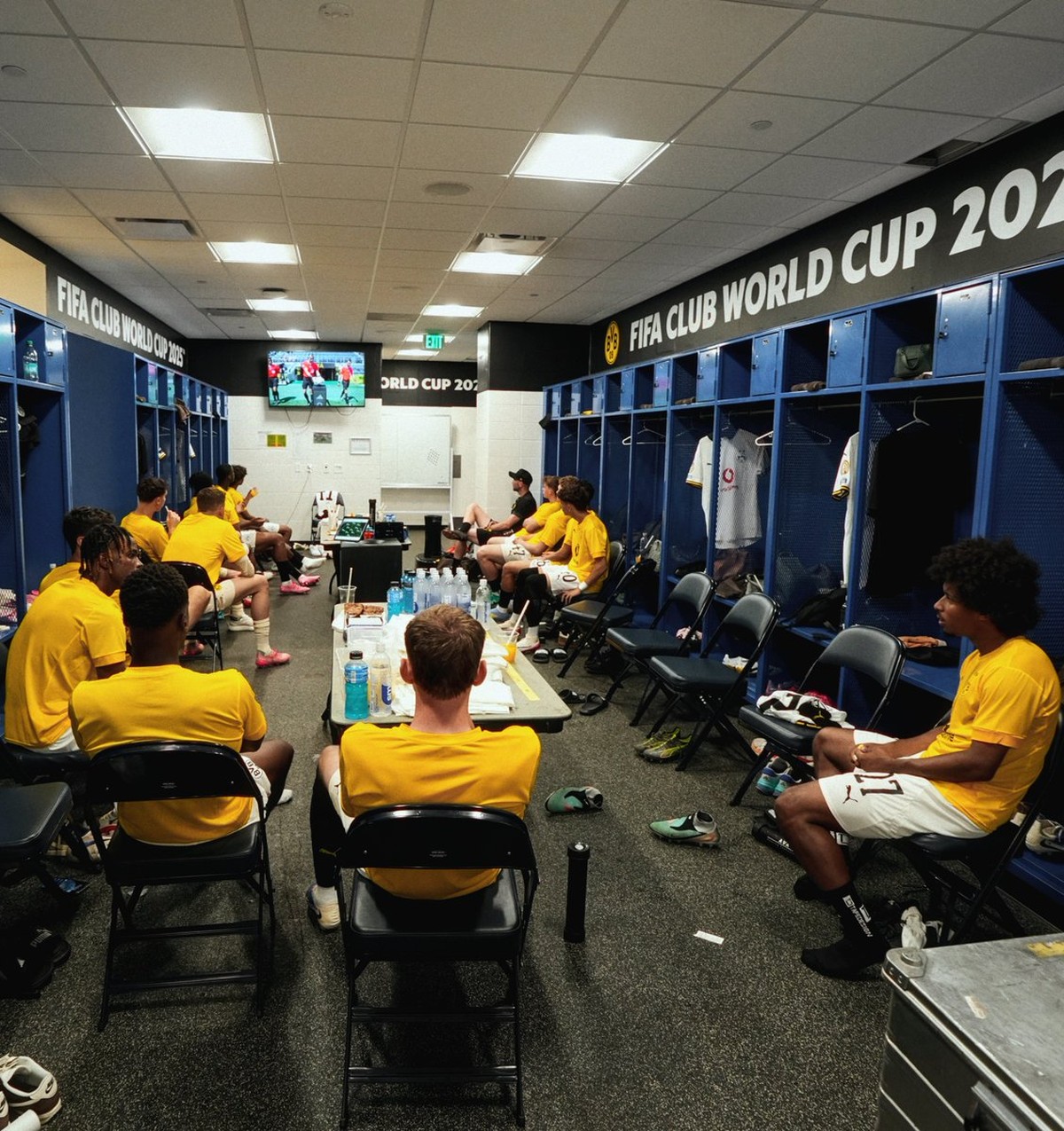 Reservas do Borussia Dortmund assistem jogo do vestiário para escapar do calor Reservas do Borussia Dortmund assistem ao primeiro tempo do jogo contra o Mamelodi Sundowns dentro do vestiário (Foto: Divulgação/Borussia)
