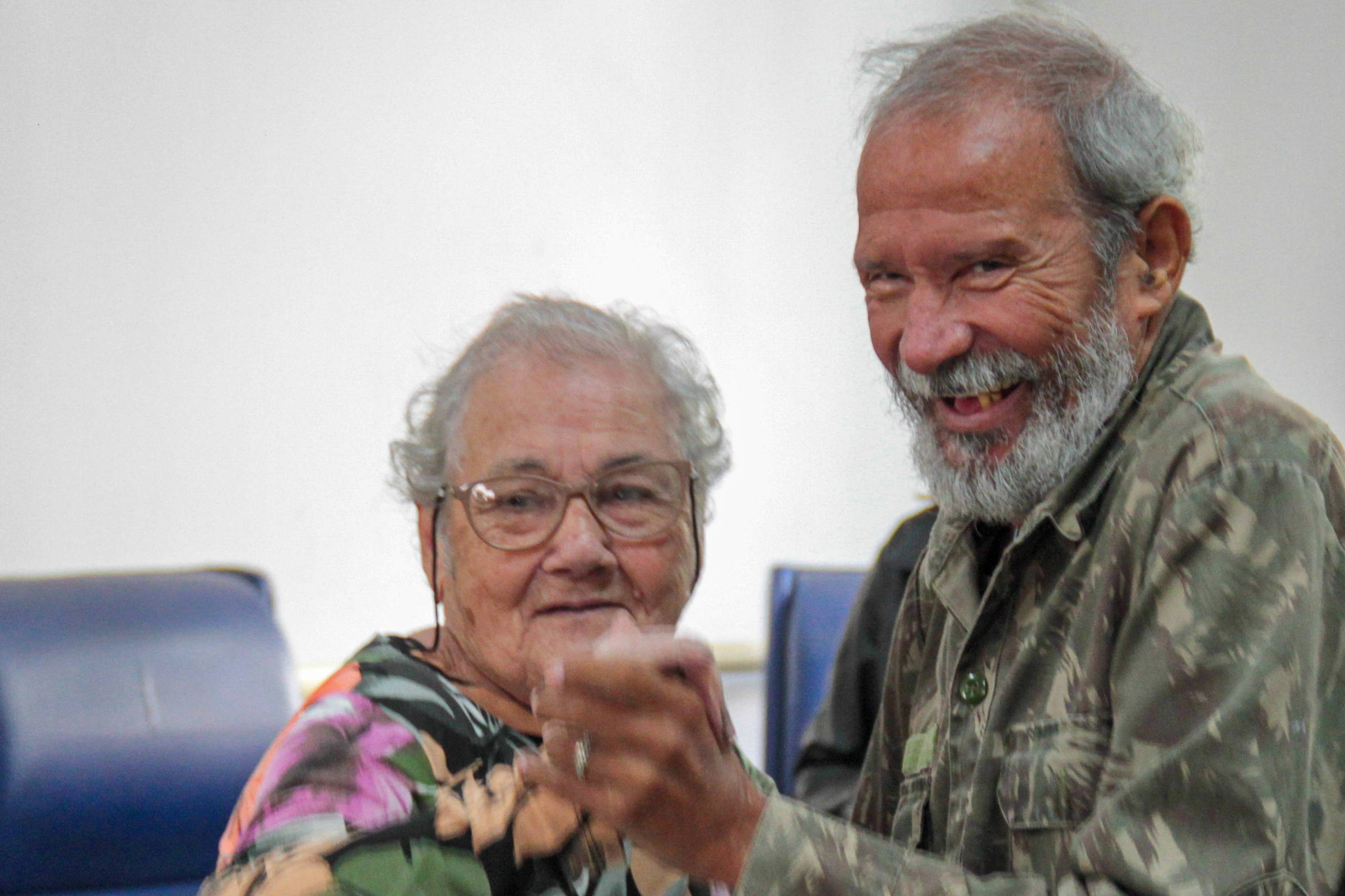 Creche para idosos com Alzheimer oferece apoio essencial a familiares Glória e João (78) durante sessão de música no Centro-Dia Synval Santos, um dos únicos no Brasil voltado especificamente para idosos com Alzheimer (Foto: Daniel José da Silva/Folhapress)