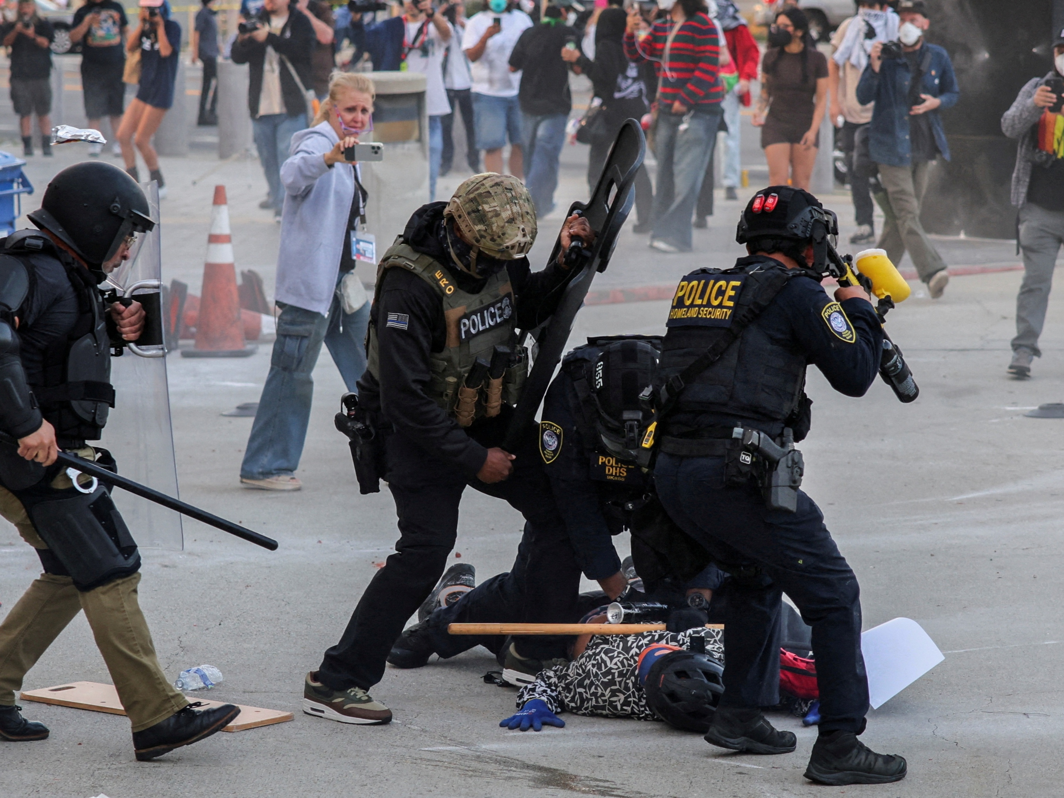 Família brasileira enfrenta medo do ICE nos Estados Unidos após episódio angustiante Polícia detém manifestante que bloqueava a entrada da garagem do Edifício Federal de Los Angeles após várias detenções pelo Serviço de Imigração e Alfândega (Foto: Daniel Cole/Reuters)