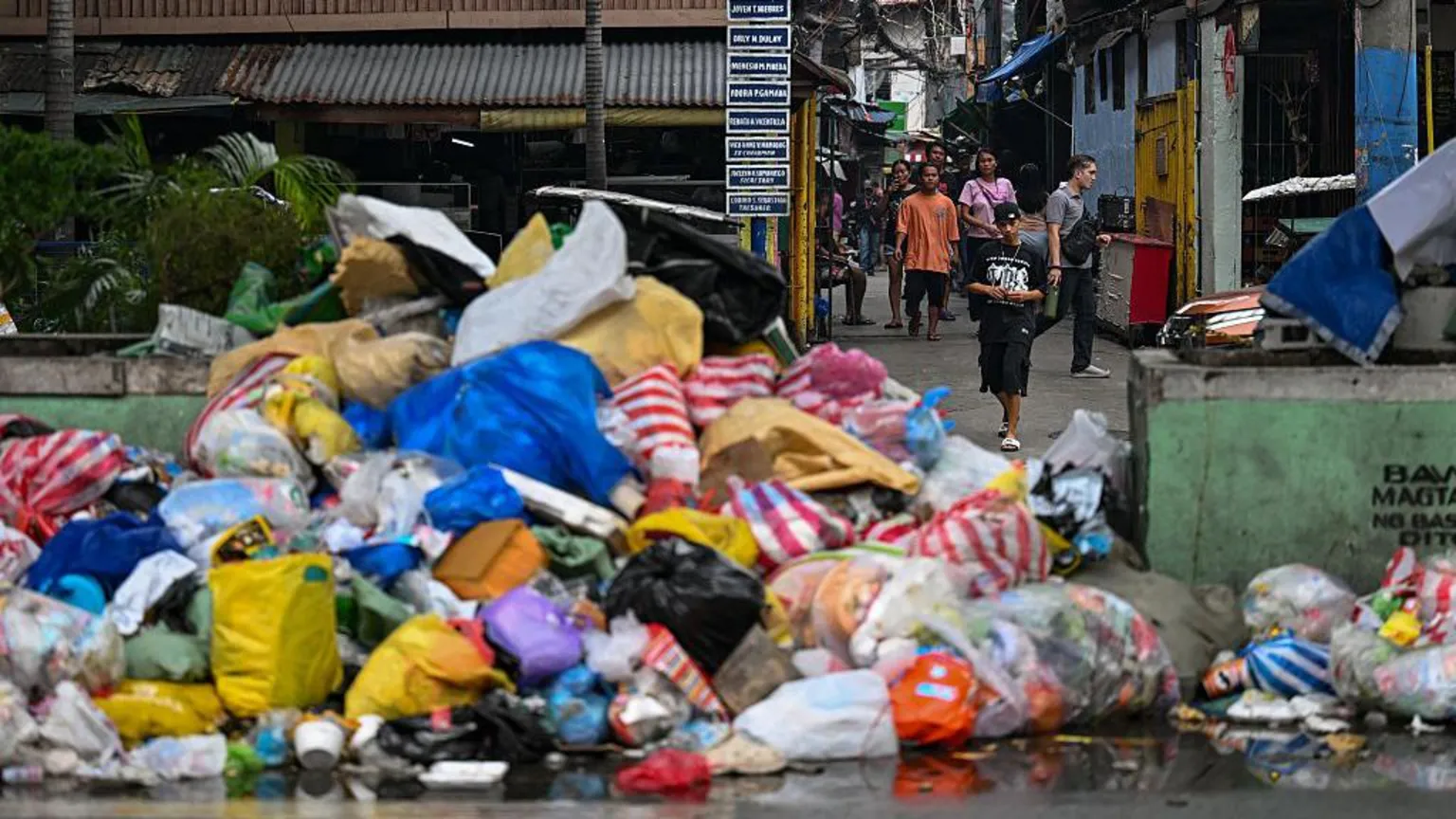 Moradores de Manila há muito reclamam do mau cheiro e das preocupações com a saúde causadas por pilhas de lixo não coletado nas ruas (Foto: Getty Images)