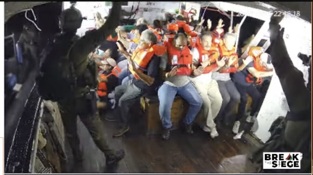 Israel intercepta embarcação que tentava romper bloqueio na Faixa de Gaza Tripulantes do navio Handala rendidos por soldados israelenses perto da costa da Faixa de Gaza (Foto: Freedom Flotilla Coalition)