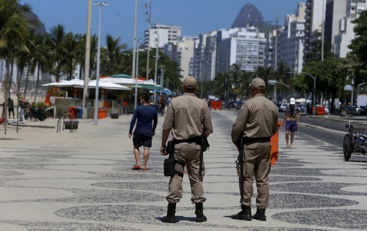 Guardas municipais no Leme, Zona Sul do Rio: divisão de elite poderá usar armas (Foto: Fabiano Rocha / Agência O Globo/24/02/2025)