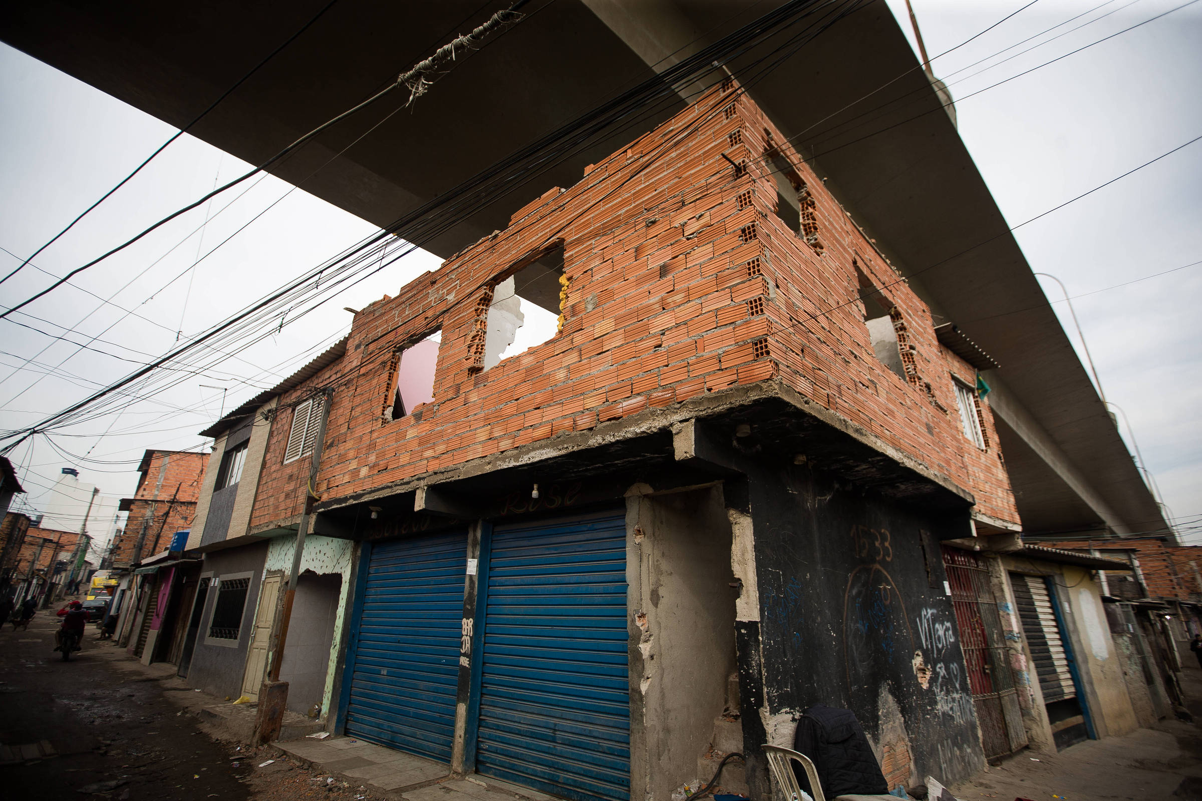 CDHU planeja desocupar favela com crianças na zona leste de São Paulo durante o ano letivo Casas começam a ser demolidas na favela da Kampala, na Penha, zona leste de São Paulo (Foto: Zanone Fraissat/Folhapress)