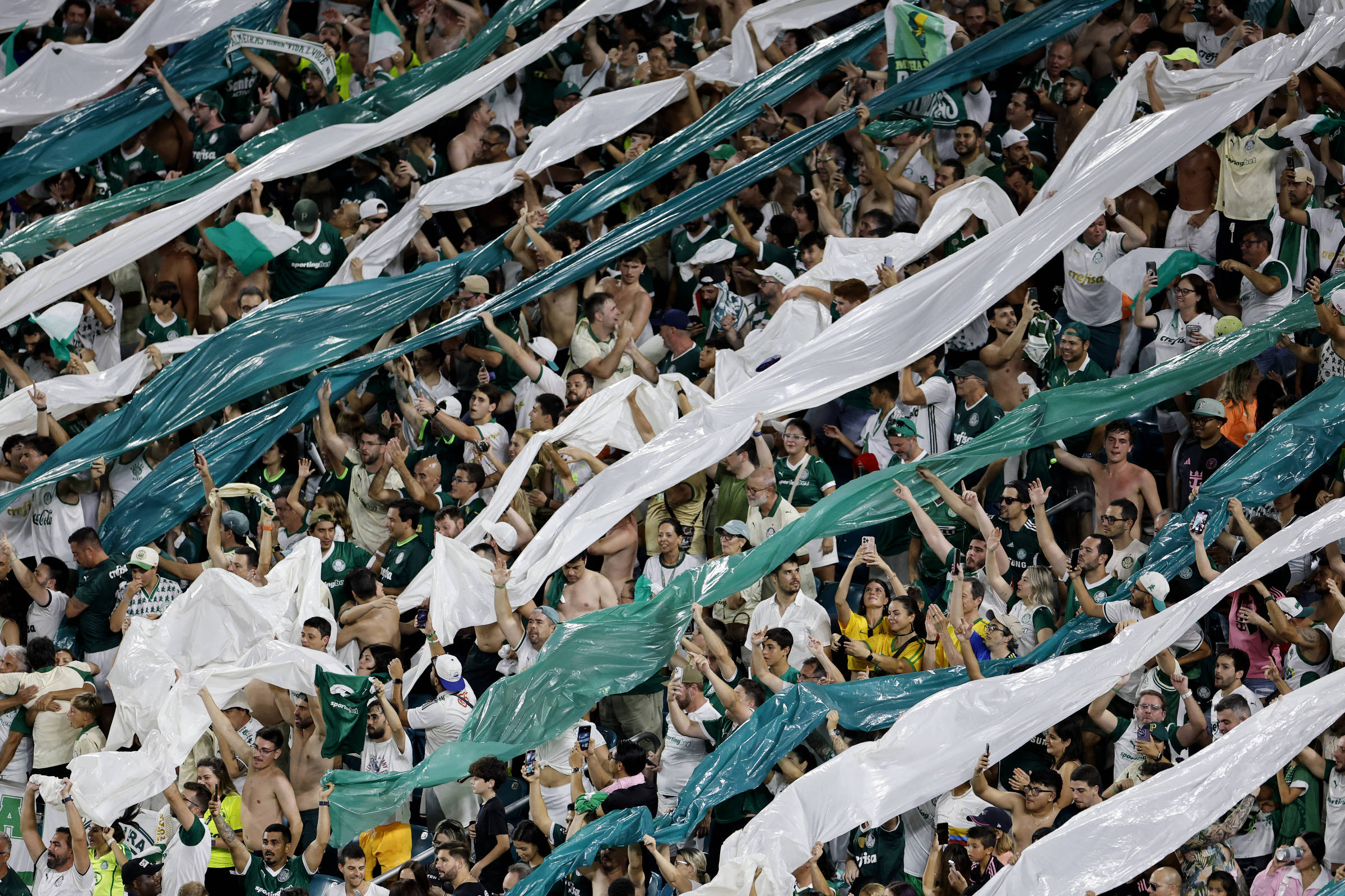 Tema da Copa de Clubes explode no Spotify com aumento de 850% em reproduções Torcida do Palmeiras durante partida da Copa do Mundo de Clubes (Foto: Marco Bello/Reuters)