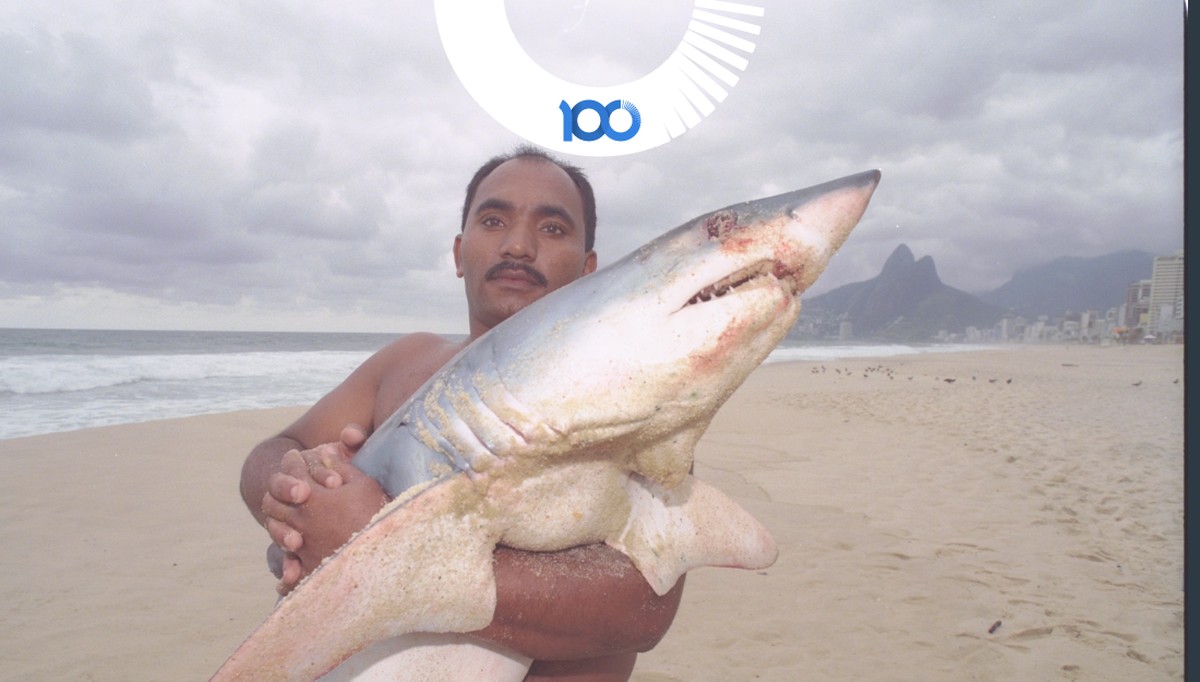 Tubarões enfrentam riscos nas praias do Rio: conheça as histórias do Acervo O GLOBO Porteiro José Nilso Gonçalves e o tubarão azul capturado por ele em Ipanema — Foto: Arquivo O GLOBO