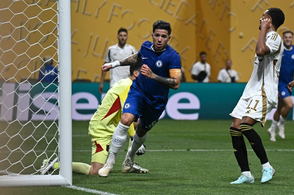 Enzo Fernandez comemora seu gol pelo Chelsea sobre o Los Angeles FC (Foto: Paul Ellis/AFP)