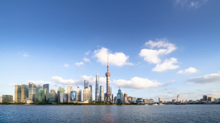 China enfrenta agravamento da deflação com empresas em guerras de preços O horizonte urbano e a paisagem da cidade em Xangai, China. (Foto: Lu Shaoji | Moment | Getty Images)