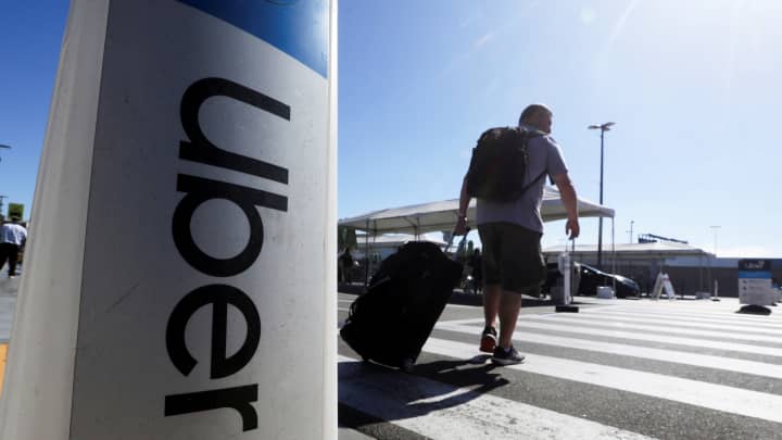 Baidu traz carros autônomos para o serviço de transporte da Uber globalmente Um passageiro caminha perto da sinalização da Uber após chegar ao Aeroporto Internacional de Los Angeles, na Califórnia, em 10 de julho de 2022. (Foto: David Swanson | Reuters)