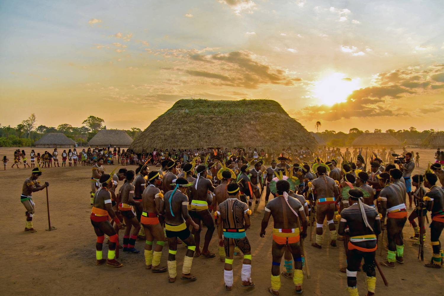 O Brasil enfrenta grave crise ambiental que ameaça seu coração verde Grupo se apresenta na aldeia Khinkatxi durante festa dos 20 anos da demarcação da TI Wawi. A cena aparece no filme Sukande Kasaka – Terra doente, dirigido por Kamikiá Khisêtjê e Fred Rahal (Foto: Reprodução)
