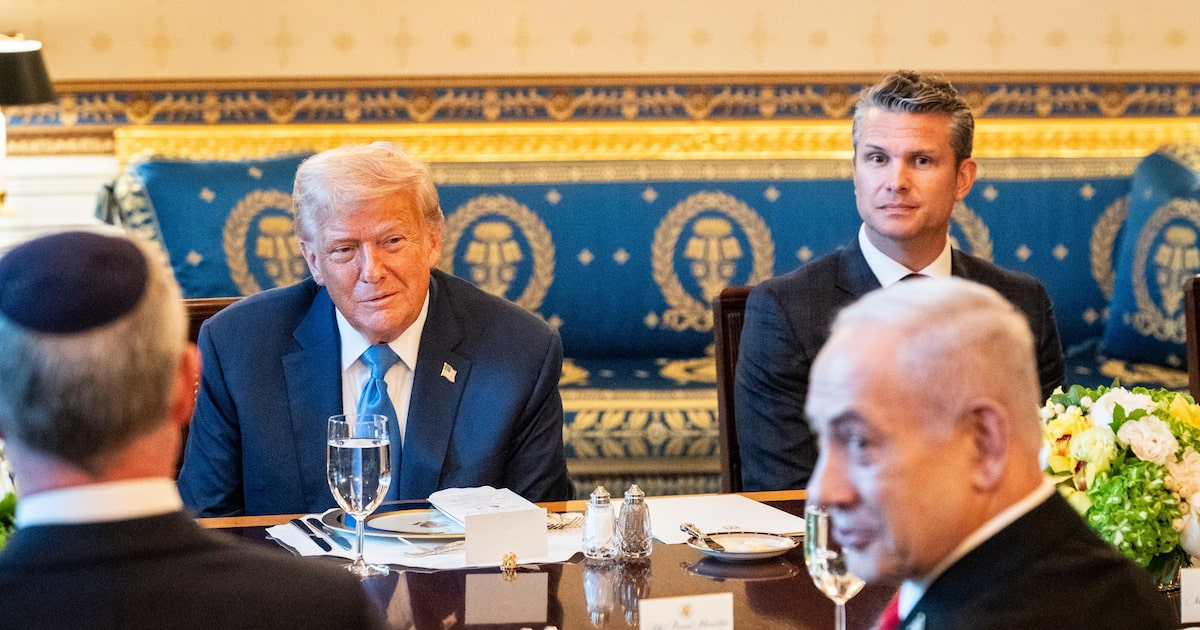 Netanyahu manipula Trump em meio ao conflito em Gaza Presidente dos Estados Unidos, Donald Trump, e o primeiro-ministro de Israel, Binyamin Netanyahu, durante um jantar na Casa Branca, em Washington DC (Foto: Haiyun Jiang/NYT)