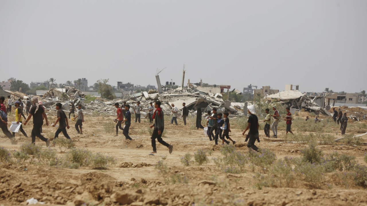 Tropas israelenses atacam civis em Gaza e deixam 10 mortos em novo confronto Civis foram atacados enquanto pediam ajuda (Foto: Khila Mahrm/Anadolu/Getty Images)