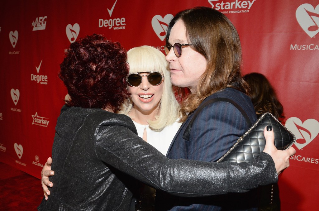 Lady Gaga encerra show com dança de 'Crazy Train' e homenagens a Ozzy Osbourne Lady Gaga usou uma camiseta do Ozzy Osbourne e dançou ao som de 'Crazy Train', enquanto Coldplay e Dave Matthews fizeram uma versão de 'Changes' para homenagear a lenda do metal. (Foto: Reprodução)