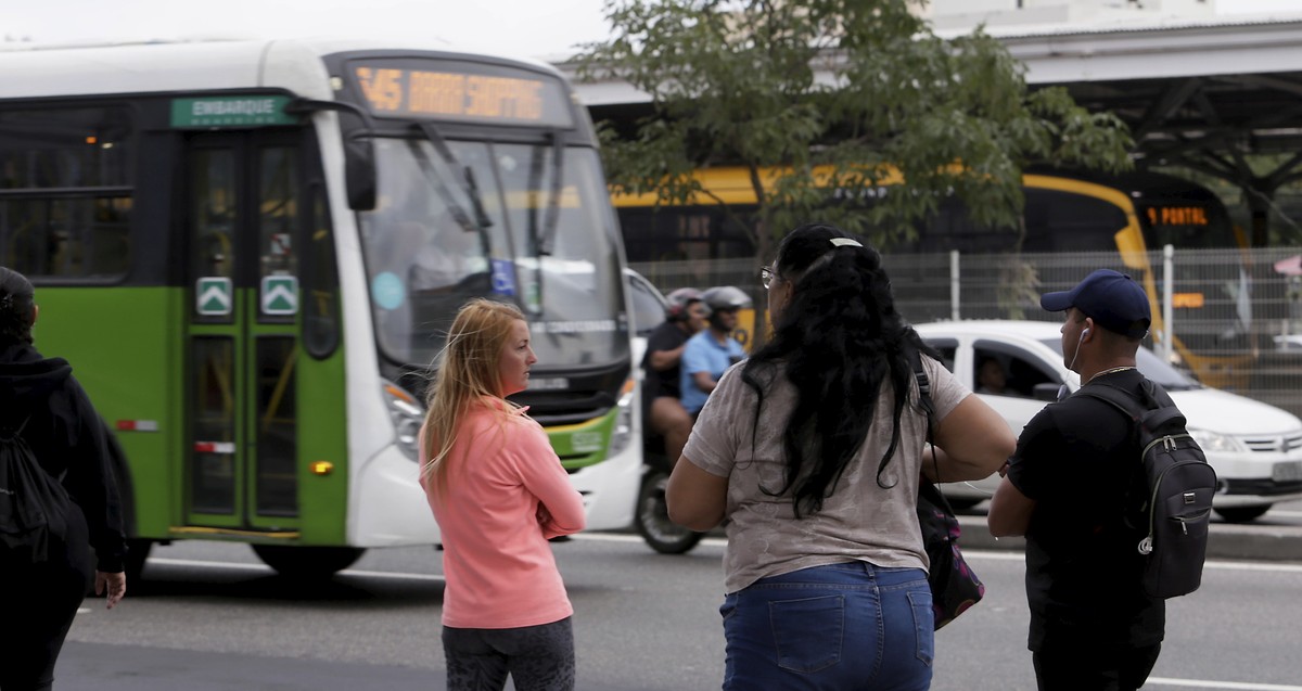 Roubos a pedestres aumentam na Barra enquanto caem no Recreio; entenda a situação Pedestres na Barra da Tijuca, segundo bairro do Rio com mais roubos a transeuntes em 2024 (Foto: Marcelo Theobald / Agência O Globo)