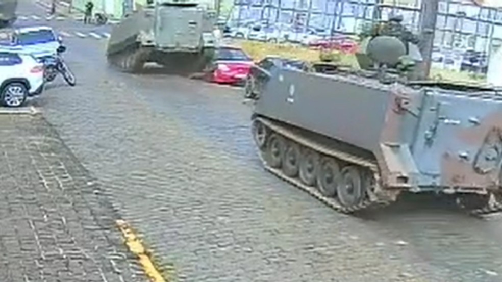 Tanque do Exército atropela carro em Ponta Grossa e causa danos significativos Na contramão, tanque do Exército passa por cima de lateral de carro estacionado em Ponta Grossa (Foto: Reprodução)
