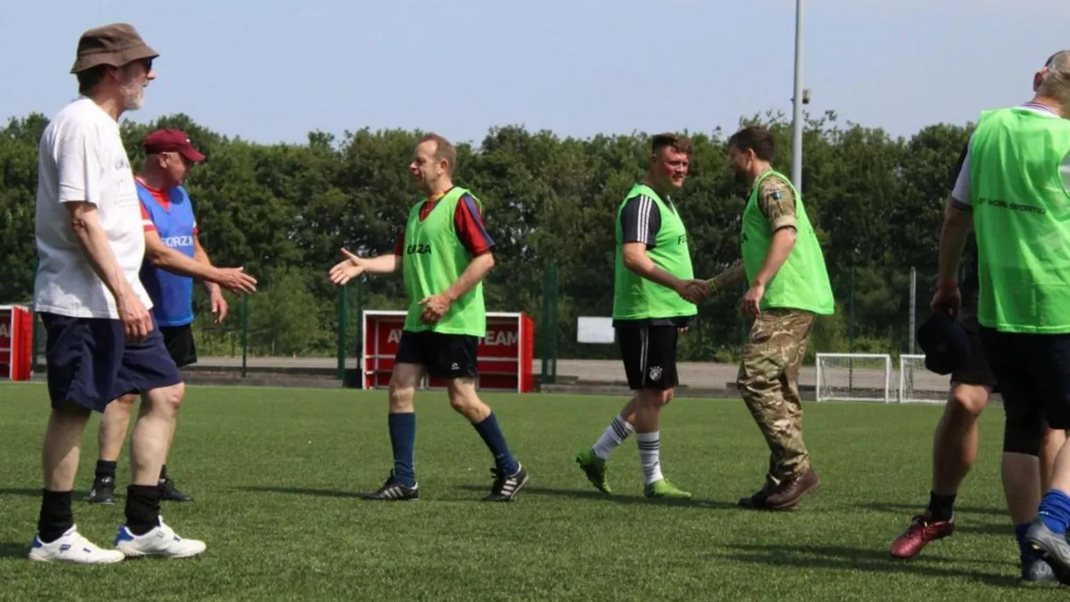 Veteranos celebram a importância do esporte e da convivência entre amigos A iniciativa foi lançada no Pallet-Track Bescot Stadium, este mês (Foto: Walsall FC Foundation)