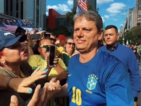 Governador de SP, Tarcísio de Freitas usa azul e se diferencia do bolsonarismo (Foto: Reprodução/Instagram)