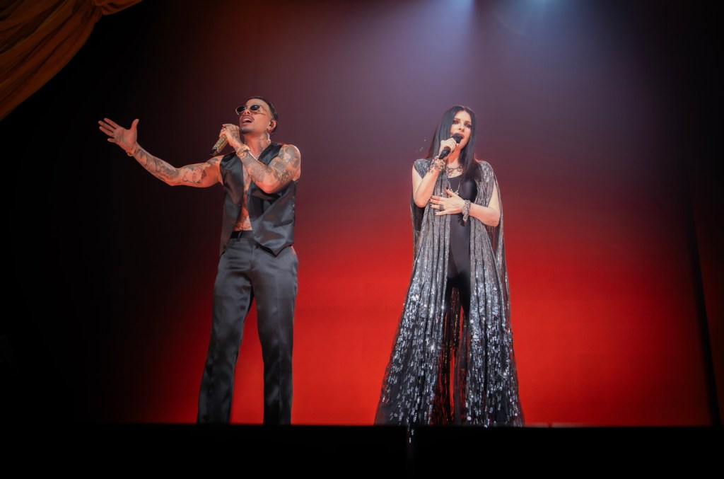 Laura Pausini e Rauw Alejandro encantam público com estreia de 'Se Foi' Laura Pausini fala à Billboard sobre se apresentar ao lado de Rauw Alejandro para cantar "Se Fue" pela primeira vez. (Foto: Reprodução)