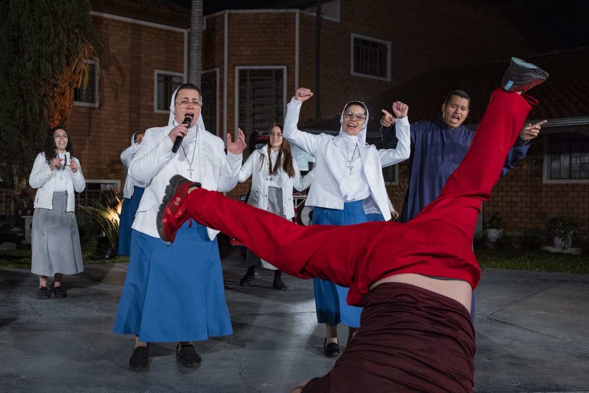Freiras brasileiras encantam fiéis com música, dança e beatbox inovador As freiras Marizele Rego e Marisa Neves gravando um vídeo para a música 'Vocação', que virou hit global (Foto: Victor Moryiama/ The New York Times)