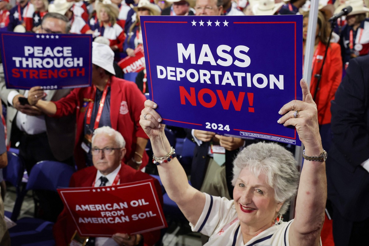 Trump aprova pacote com orçamento recorde para deportações em massa nos EUA Pessoas segurando cartazes pedindo 'deportação em massa' de imigrantes, durante Convenção Nacional Republicana (Foto: Alex Wong/Getty Images/AFP)