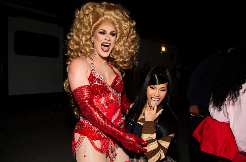 Scarlet Envy se surpreende com meme viral que virou título de álbum de Cardi B Scarlet Envy, estrela de 'Drag Race', fala com a Billboard sobre Cardi B nomeando seu álbum 'Am I the Drama?' em homenagem ao seu meme viral e muito mais. (Foto: Reprodução)